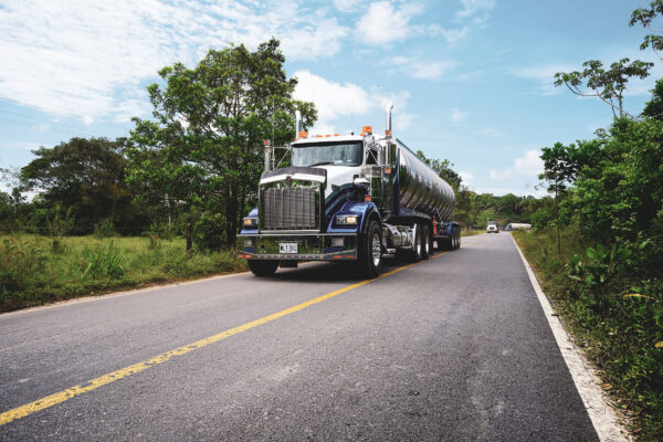 Tractocamión sobre carretera del Casanare, Colombia