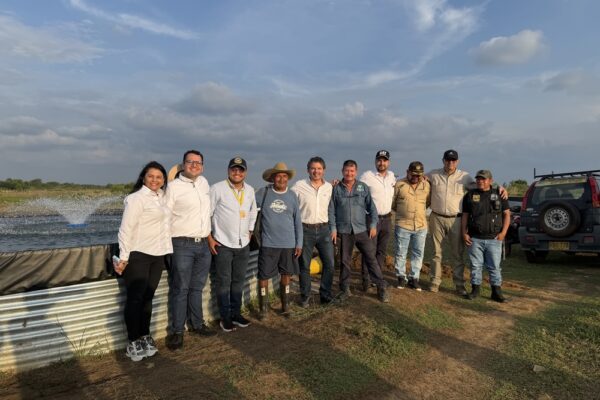 Representantes de GeoPark (Mairene Forero y Anibal fernandez de soto) junto a representantes, de la fundación pervivir y miembros de la comunidad indigena Piapoco, frente a las nuevas instalaciones de tanques de piscicultura